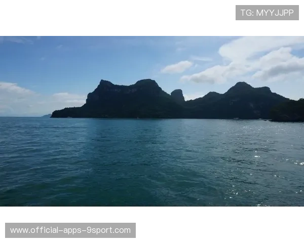 冲浪女将坐在板上晒太阳被捕捉成封面