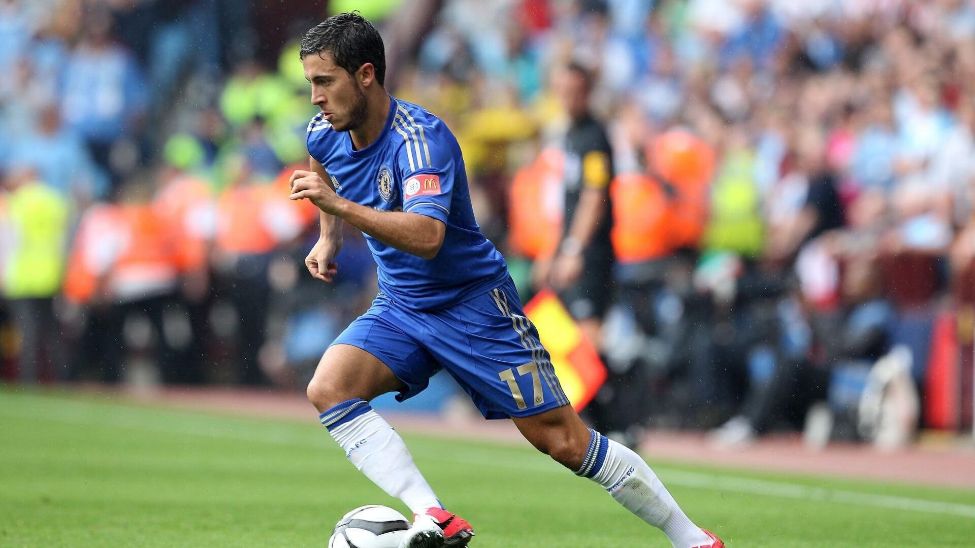 冠军球队球员签约多个商业代言,形象持续放大,冠军球会经理